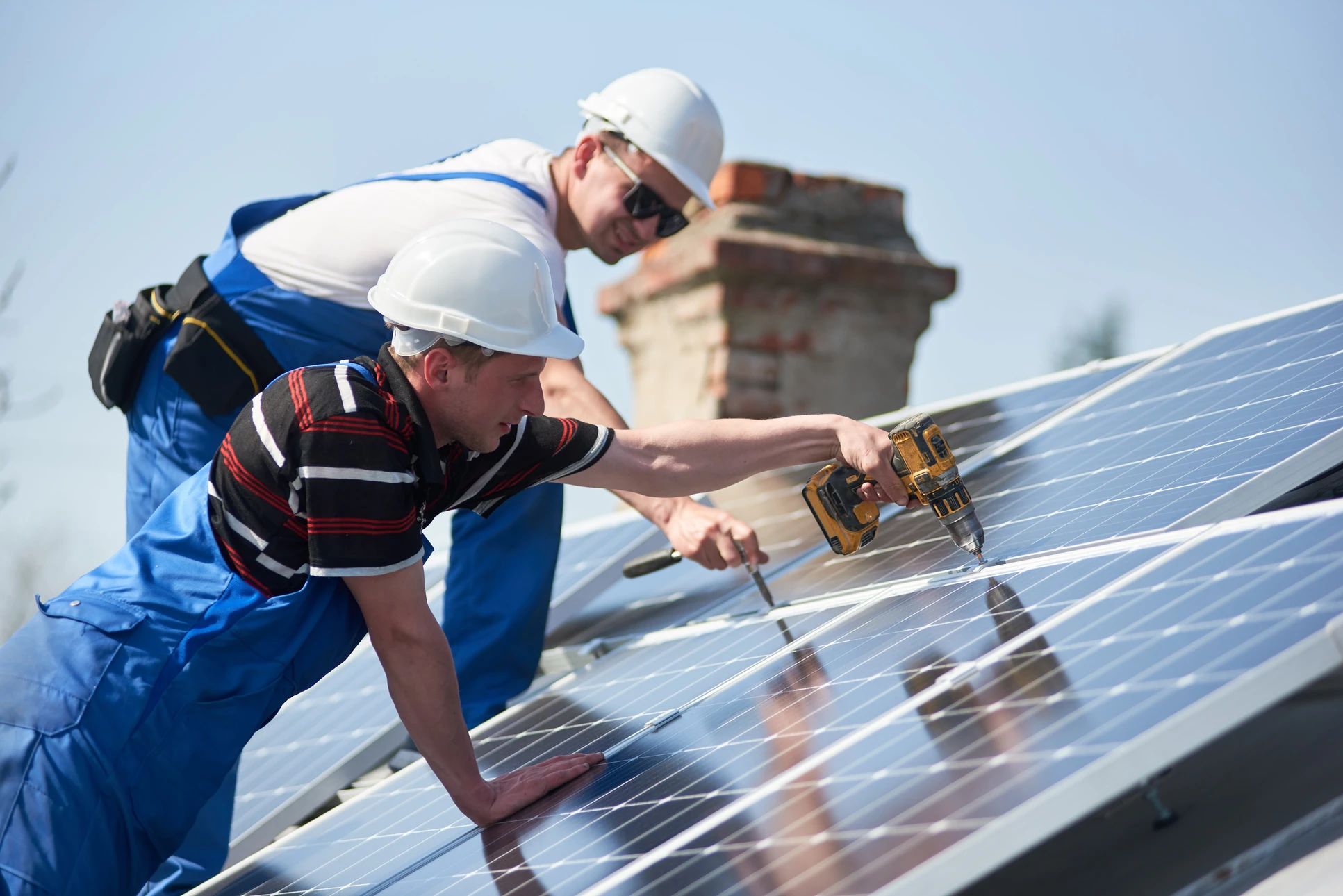Vue aérienne de panneaux solaires photovoltaïques bleus montés sur le toit de la ferme pour produire de l'électricité écologique propre