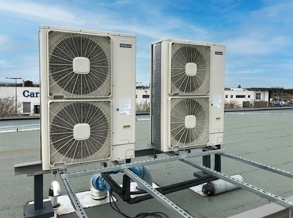 Plafond suspendu de type dalle minérale acoustique en grille métallique, vue en contre-plongée