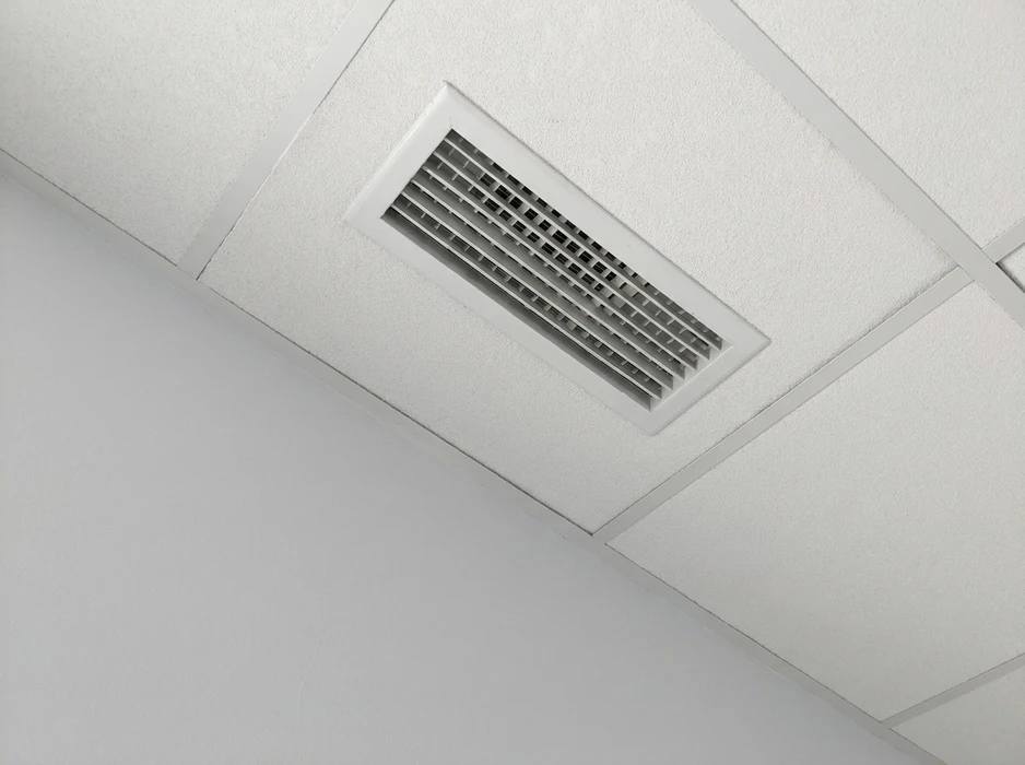 Couloir de chambre froide industrielle avec sol en résine époxy jaune