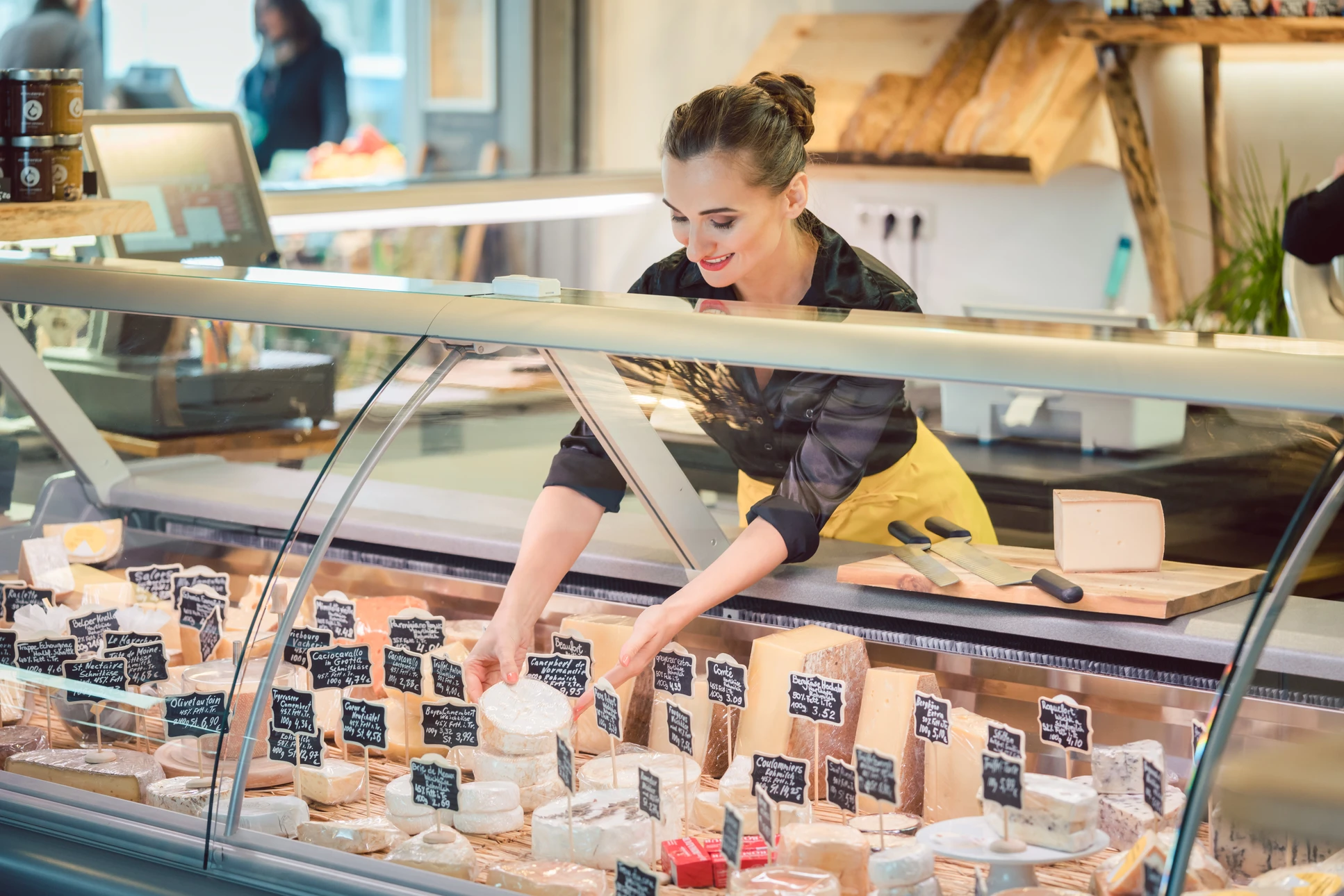 Intérieur de magasin d'alimentation avec vitrine réfrigérée contenant produits frais et emballés