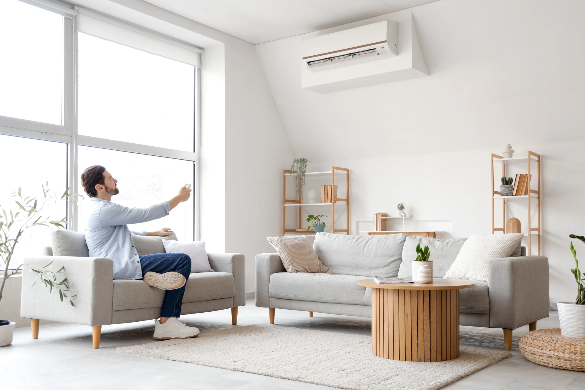 Un technicien travaillant sur la climatisation ou la pompe à chaleur d'une unité extérieure