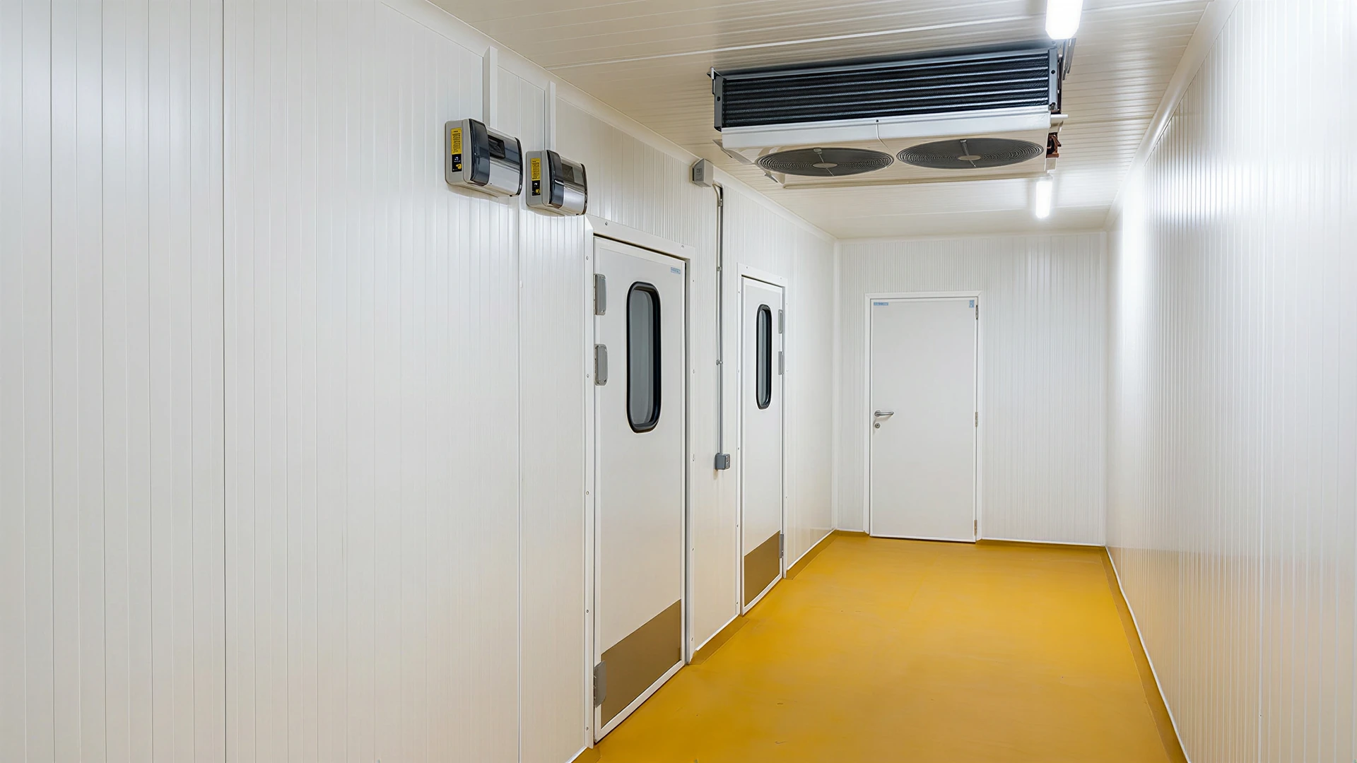 Chambre froide commerciale vide avec &eacute;tag&egrave;res m&eacute;talliques en acier inoxydable sur plusieurs niveaux
