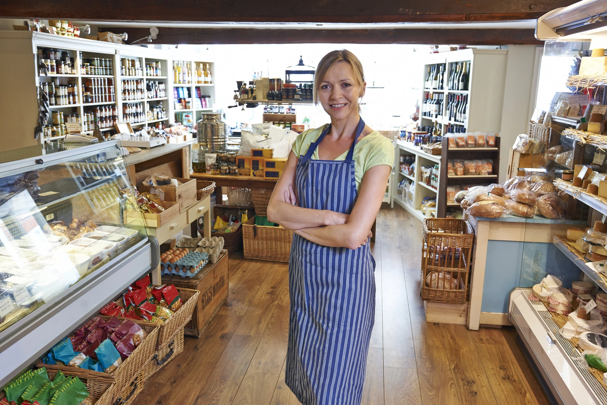 Intérieur de supermarché avec allée de réfrigérateurs commerciaux vitrés alignés